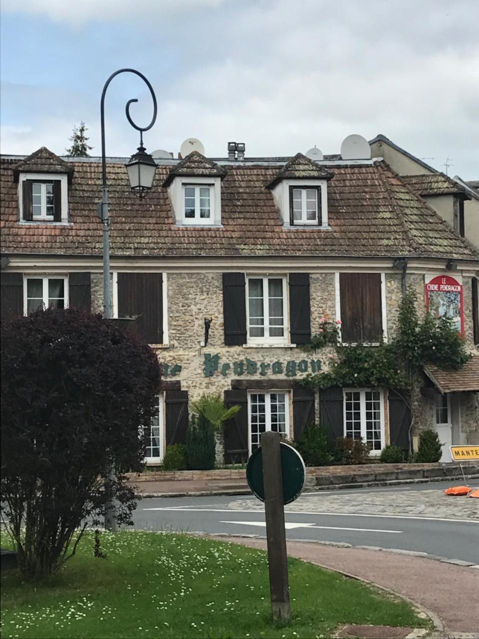 Hôtel Le Chene Pendragon à Saint-Léger-en-Yvelines Extérieur photo